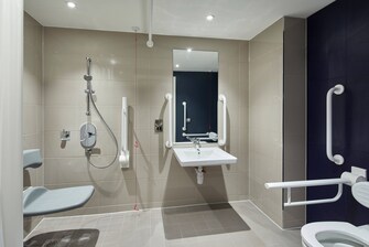 حمام غرفة نزلاء ديلوكس (Deluxe) لذوي الاحتياجات الخاصة تضم سرير كوين (مقاس متوسط) - حجيرة استحمام تسمح بدخول كرسي متحرك