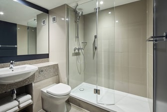 حمام غرفة نزيل – حجيرة الاستحمام