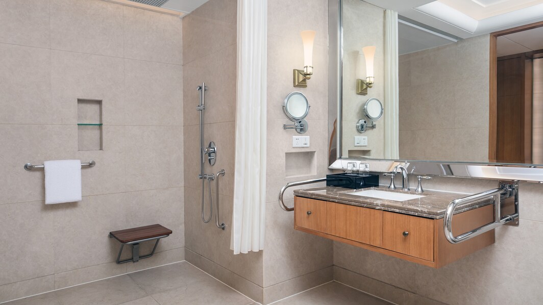 Ванная комната для гостей с ограниченными возможностями – безбарьерный душ