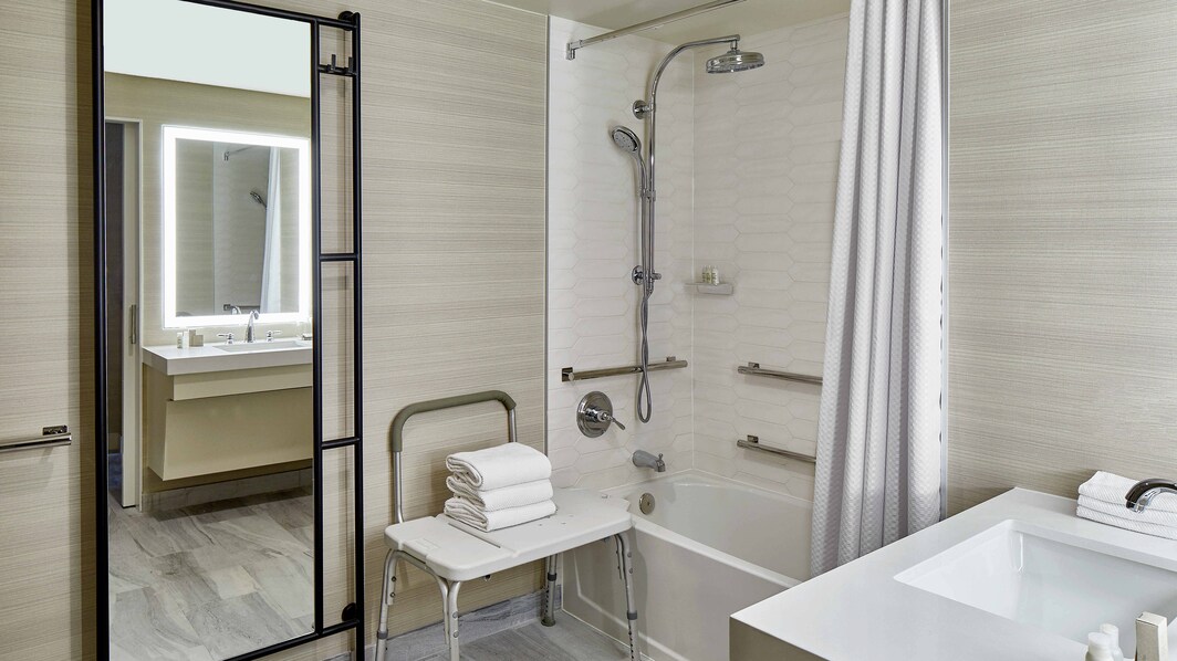バリアフリーの客室バスルーム－バスタブ＆シャワー