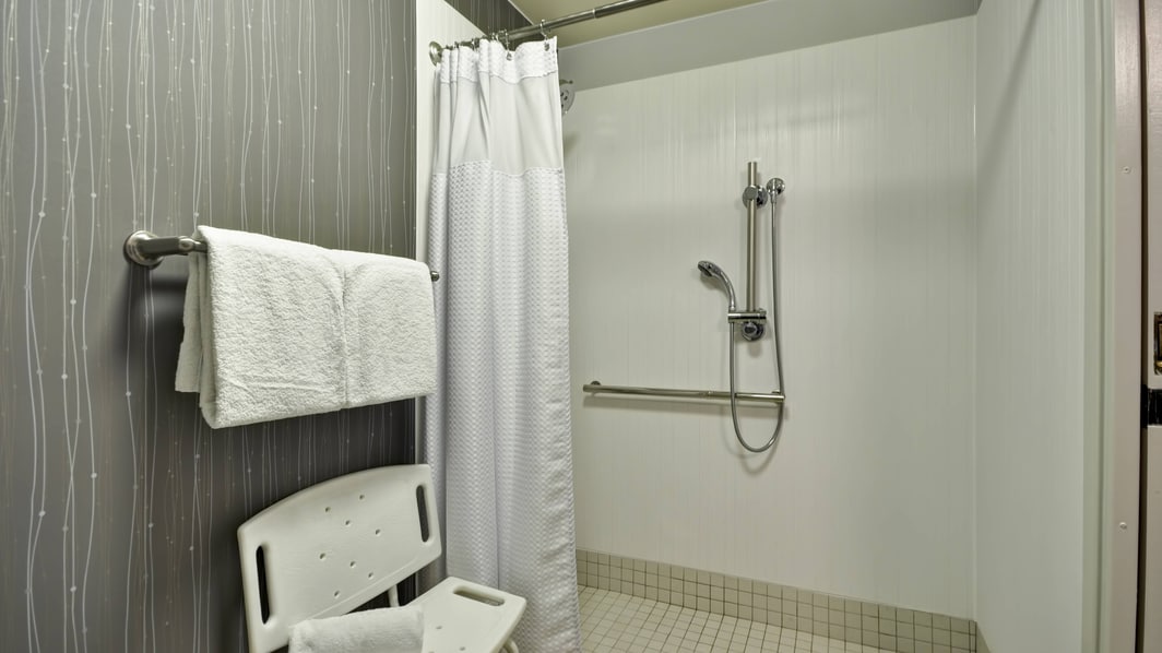Baño con instalaciones para personas con necesidades especiales – Ducha con acceso para sillas de ruedas