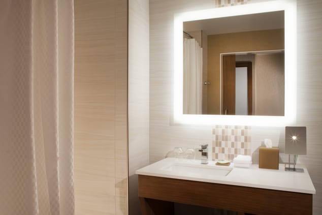 Traditional/Deluxe King Guest Room Bathroom - Vanity