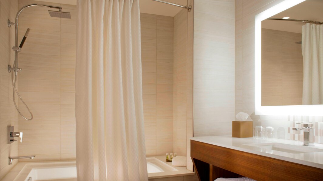 Ванная комната в номере Traditional/Deluxe с 2 двуспальными кроватями (Queen/Queen) – ванна