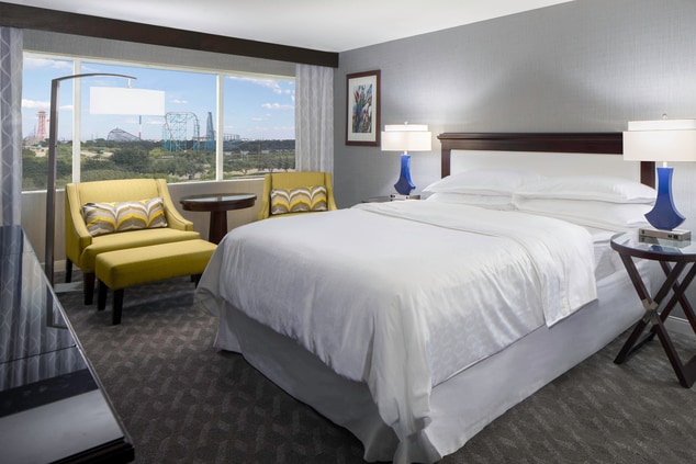 King Guest Room with view of Six Flags at Sheraton