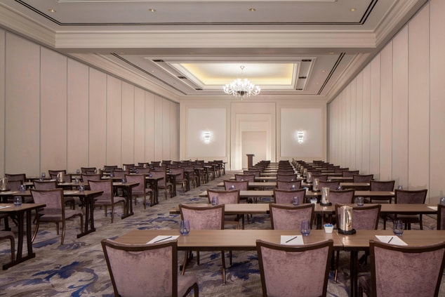 At 2,772 sq. ft. Salon B is the perfect space for your small meeting.