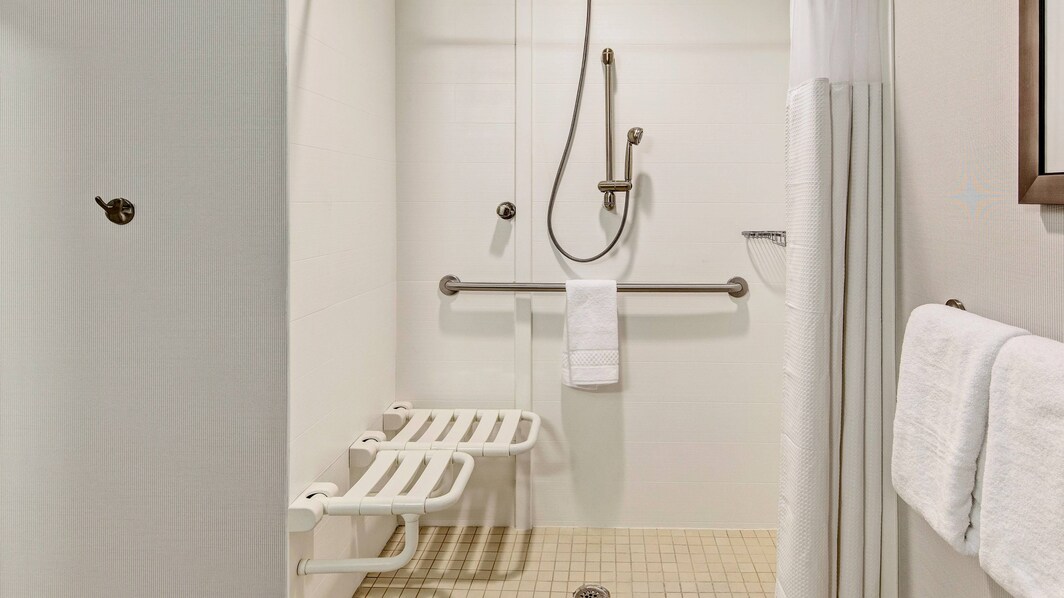 Salle de bains accessible aux personnes à mobilité réduite - douche accessible en fauteuil roulant