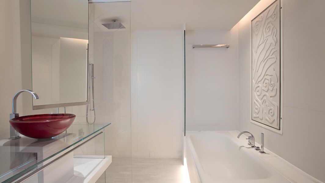 客室バスルーム – 独立したシャワーとバスタブ