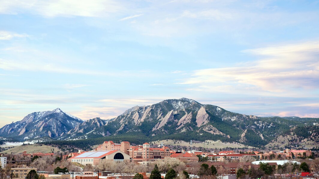 山とキャンパスの眺め