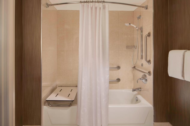 Banheiro para hóspedes com mobilidade reduzida - Banheira
