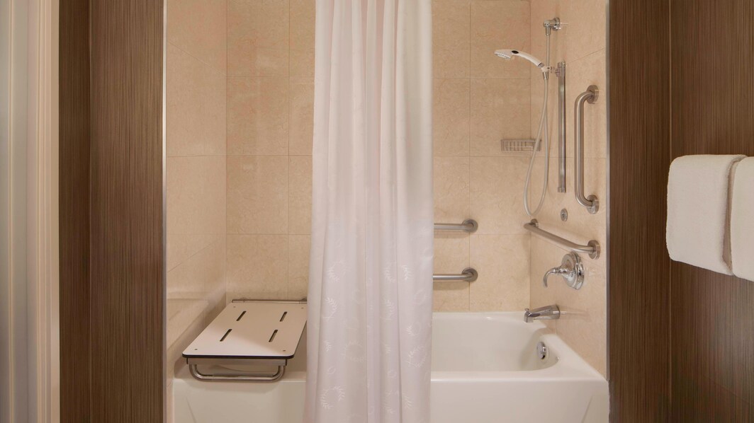 Ванная комната номера для гостей с ограниченными возможностями – ванна