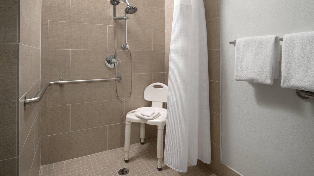 ADA (アメリカ障害者法) 規格の車椅子用シャワー