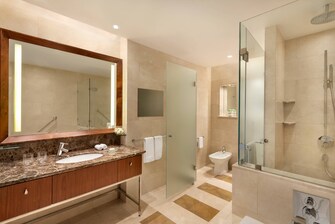 غرفة نزلاء تنفيذيين (Executive) تضم سرير كينج (مقاس كبير) - حمام – حجيرة استحمام