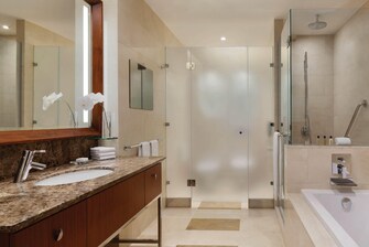 حمام غرفة نزلاء ديلوكس (Deluxe) بسرير كينج (مقاس كبير) - دش وحوض استحمام