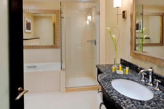 غرفة نزيل (Guest) بها حمام في فندق بالدوحة، قطر