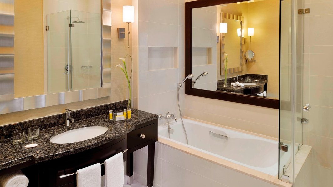 حمام غرفة النزلاء في فندق الدوحة