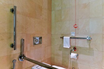 حمام نزلاء ذوي احتياجات خاصة - مرحاض