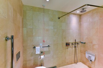 حمام غرفة نزيل لذوي الاحتياجات الخاصة - حجيرة استحمام تسمح بدخول كرسي متحرك