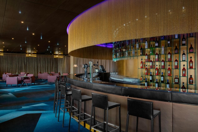 Die Mix Bar Lounge mit Terrasse ist das neue, gefühlvoll gestaltete Herz des sozialen Lebens in Doha. Das verspielte Design vermittelt unsere kompromisslose Haltung zur Qualität unseres Services, um Ihnen ein unvergessliches Erlebnis zu verschaffen.