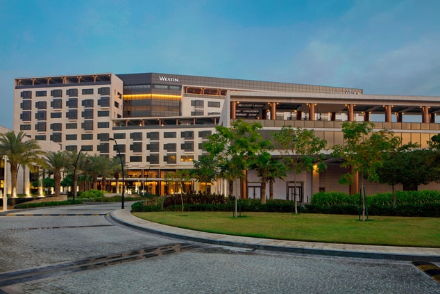 Das Westin Doha Hotel & Spa ist eine Oase der Ruhe im Herzen der rasant wachsenden Metropole. Die Kombination aus erlesenen Eingangsbereichen, kühnen Promenaden, prächtigen Villen und einem langsam fließenden mäandrierenden Fluss vereint auf bisher für dieses Land einzigartige Weise Ruhe und elektrisierendes urbanes Flair in Doha.