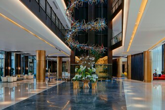 بدخولك إلى بهو فندق ويستن الدوحة، استمتع بالسكينة والهدوء في المكان المفتوح الكبير بالإضافة إلى الزهور النضرة وعبق ويستن المميز.