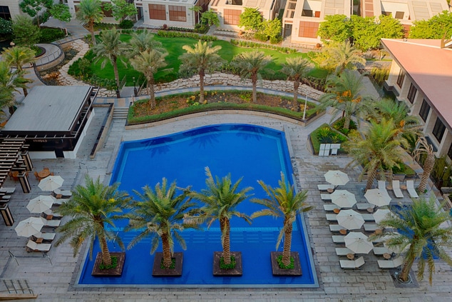 Die Palmen und Gärten um den großzügigen Pool herum verleihen unseren Gästen das Gefühl der Ruhe und Geborgenheit inmitten des Herzens der Großstadt.