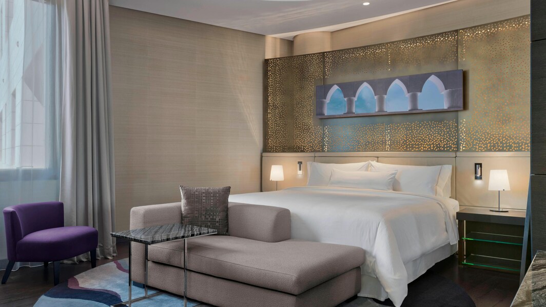 Tutte le camere da letto principali delle suite familiari hanno un letto matrimoniale King Heavenly®, un televisore a schermo piatto LED da 48 pollici e una zona trucco.