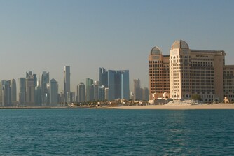 الواجهة الخارجية للفندق وأفق مدينة الدوحة