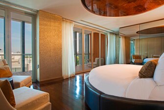 Schlafzimmer der privaten Presidential Suite in Legian, Bali