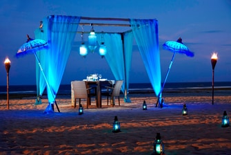 Romantisches Abendessen am Strand in Bali