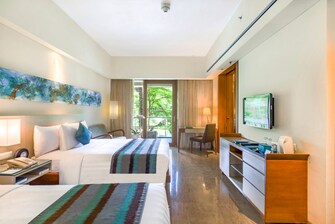 Deluxe Zimmer mit zwei Doppelbetten – Poolblick