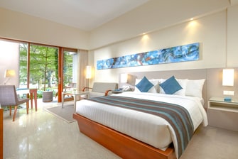 Deluxe Zimmer mit Kingsize-Bett und Pool-Terrasse – Zugang zum Schwimmbad