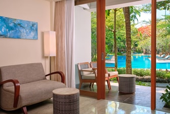 Deluxe Zimmer mit Kingsize-Bett und Pool-Terrasse – Zugang zum Schwimmbad