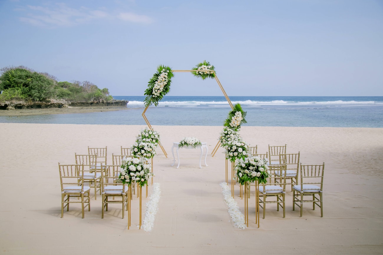 Strandhochzeit – Riesiger Hochzeitsbogen mit Blumen