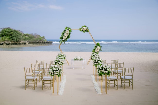 Strandhochzeit – Riesiger Hochzeitsbogen mit Blumen