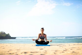 Yoga und Meditation am Strand