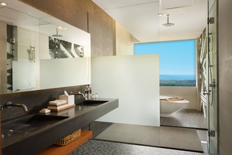 غرفة نزلاء ديلوكس (Deluxe) بها سرير كينج (مقاس كبير) وإطلالة على المحيط - الحمام – حوض استحمام