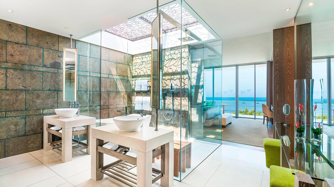 Люкс Marvelous – ванная комната с мансардным окном