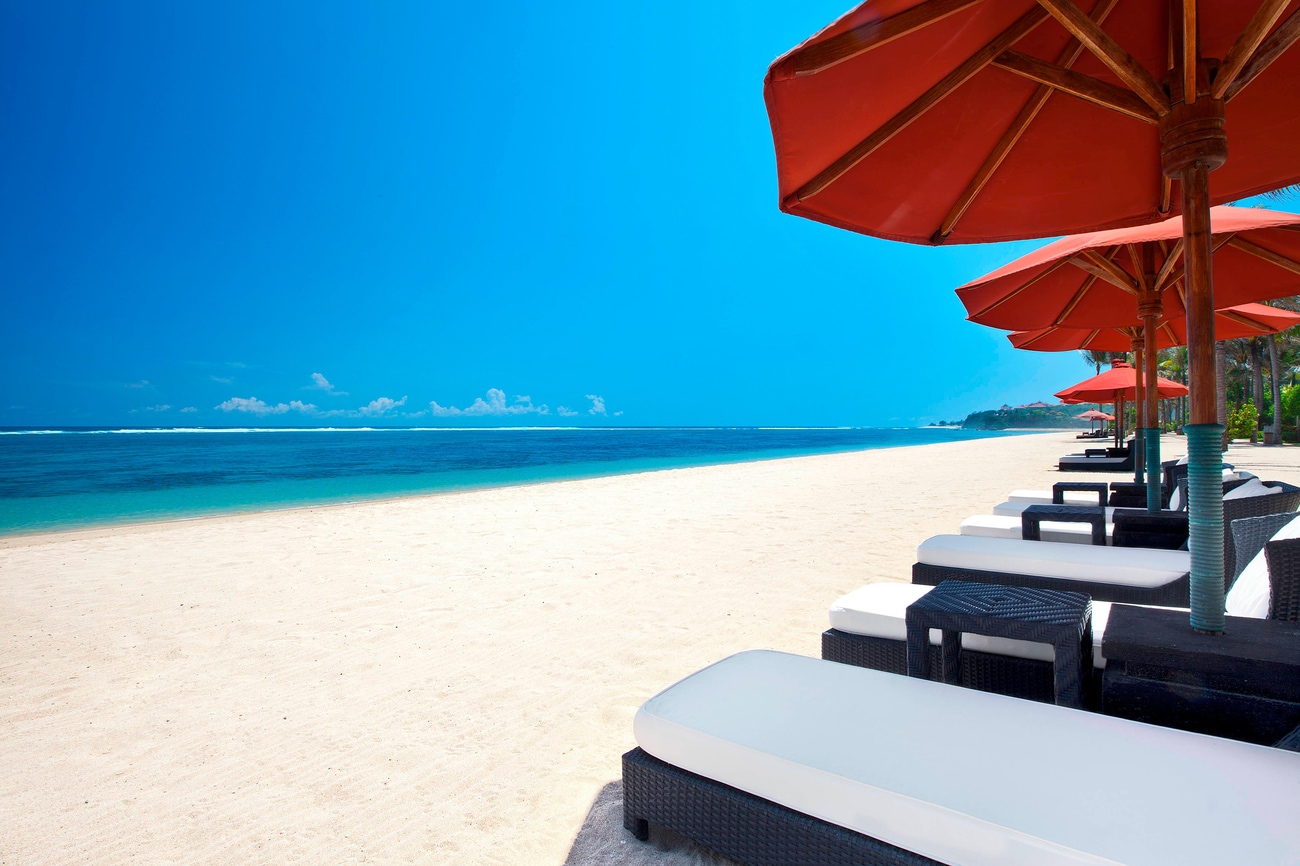 Девственный пляж с белым песком на курорте The St. Regis Bali Resort