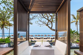 Ресторан Kayuputi — терраса с видом на океан