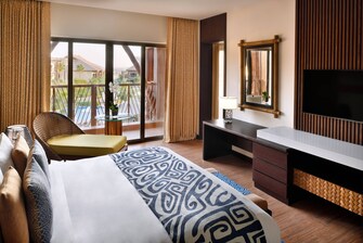 Gästezimmer mit Kingsize-Bett – Blick auf den Pool