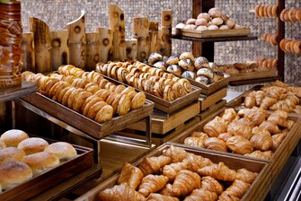 Kalea Restaurant für Frühstück, Mittag- und Abendessen geöffnet – Bäckerei-Station am Büfett