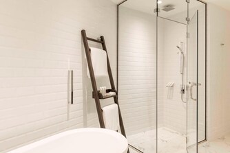 حمام الجناح – دُش وحوض استحمام منفصلين