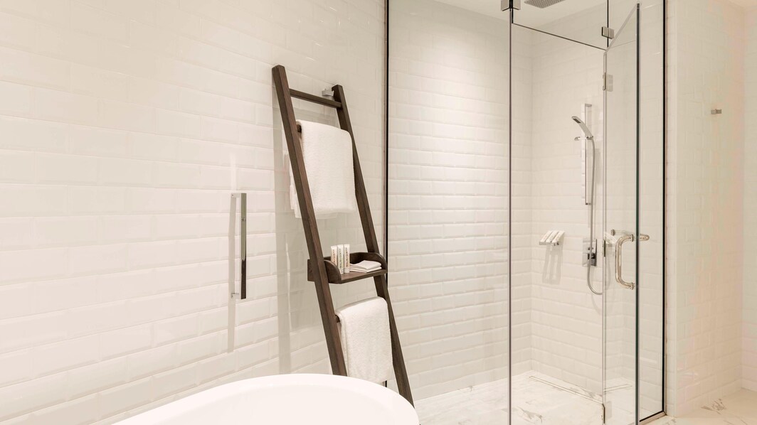 Banheiro da suíte – Chuveiro e banheira separados