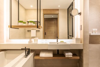 Badezimmer der Suite – separate Dusche und Badewanne
