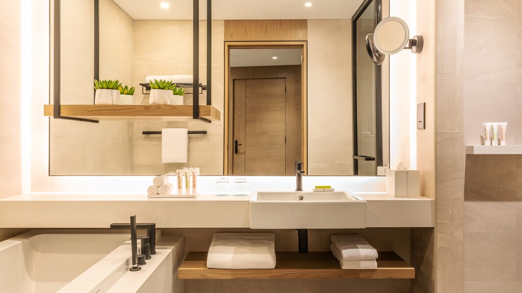 Ванная комната в люксе – отдельные душ и ванна