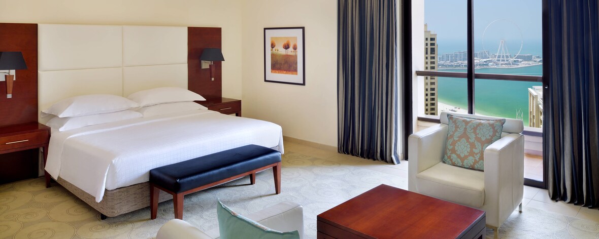 غرفة قياسية (Standard) بها سرير كينج (مقاس كبير) بإطلالة جزئية على البحر؛ غرفة عائلية (Family) متصلة، سرير كينج (مقاس كبير) واحد وسريران صغيران، والغرفتان متصلتان بشكل أكيد
