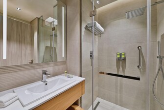 حمام غرفة نزيل - حجيرة استحمام