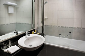 Suite – Bad mit Dusche/Badewanne