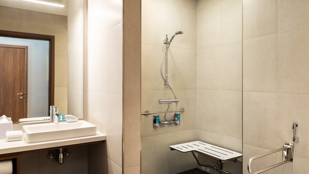 حمام لذوي الاحتياجات الخاصة – حجيرة استحمام تسمح بدخول كرسي متحرك