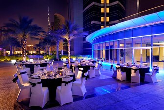 مكان اجتماعات بجانب حمام السباحة في فندق دبي